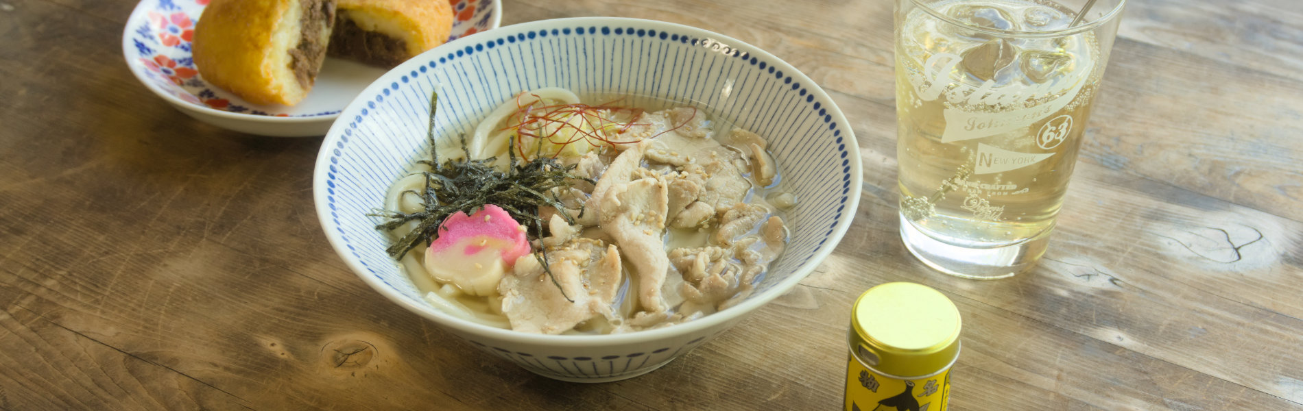 釣り堀:清流の軽食 左から「手づくりコロッケ(鹿肉)」「豚肉うどん」「角ハイボール」
